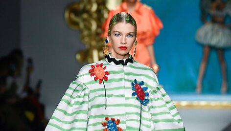 &bdquo;Moschino&ldquo; 2020 m. pavasario ir vasaros kolekcijos modelis