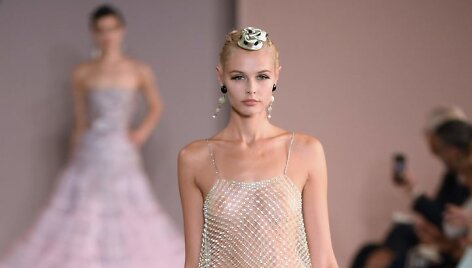 &bdquo;Giorgio Armani Priv&eacute;&ldquo; 2019&ndash;2020 m. rudens ir žiemos auk&scaron;tosios mados kolekcijos modelis