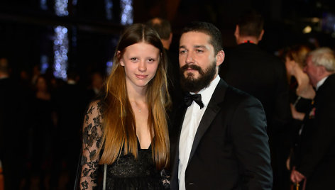 Mia Goth ir Shia Labeoufas