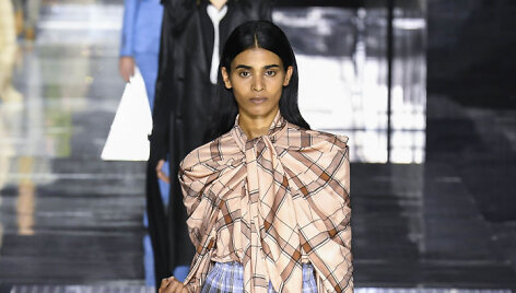 &bdquo;Burberry&ldquo; 2020&ndash;2021 m. rudens ir žiemos kolekcijos modelis