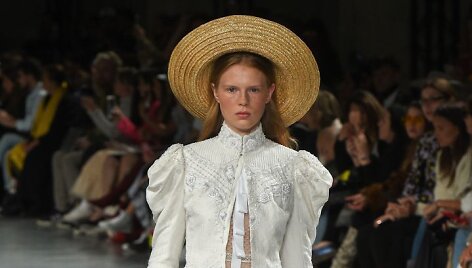 &bdquo;John Galliano&ldquo; 2019 m. pavasario ir vasaros kolekcijos modelis