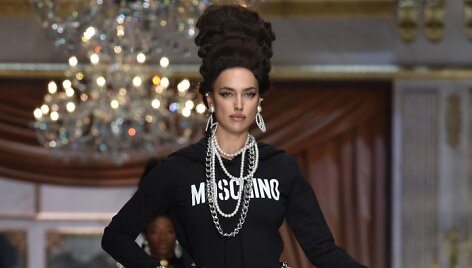 &bdquo;Moschino&ldquo; 2020&ndash;2021 m. rudens ir žiemos kolekcija: Irina Shayk