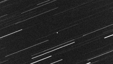 Asteroidas 2016 VA šioje nuotraukoje matomas kaip taškas judančių žvaigždžių fone