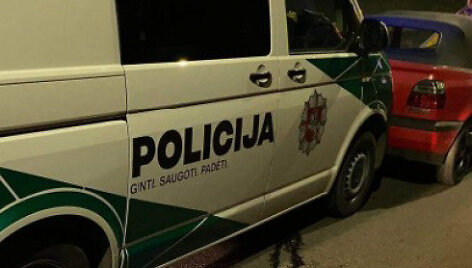 Nestojusio &bdquo;Golf&ldquo; gaudynės Kaune baigėsi apgadintu policijos turtu
