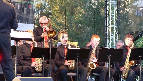 Trombonininkas Artūras Luckus (stovi)