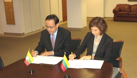 Lietuvos ir Mianmaro ambasadoriai pasira&scaron;o bendrąjį diplomatinių santykių užmezgimo komunikatą.
