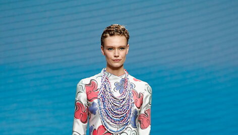 Giorgio Armani 2022 m. pavasario ir vasaros kolekcijos modelis