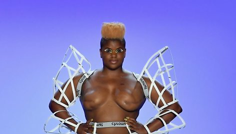 „Chromat“ 2020 m. pavasario ir vasaros kolekcijos modelis