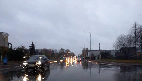 Jonavoje automobilis partrenkė &scaron;e&scaron;iolikmetę