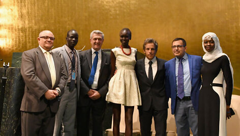 Esmail Dezhbod, Yiech Pur Biel, Filippo Grandi, Alek Wek, Ben Stiller, Tika Acharya ir Emi Mahmoud dalyvauja UNHCR peticijos #Supabėgėliais įteikimo ceremonijoje JT Generalinės asamblėjos salėje JT, Niujorke.