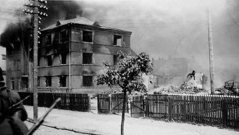 Tauragė, Dariaus ir Girėno al. ir Vytauto g. kampe stovėjęs pastatas (1941) 