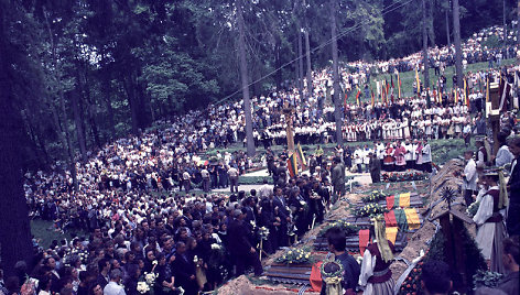 Medininkų žudynių aukų laidotuvės Antakalnio kapinėse (1991 m.)