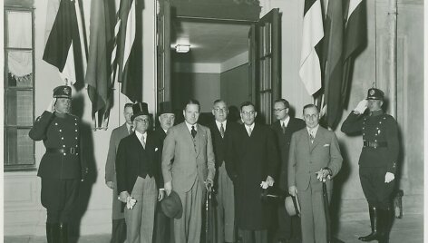 Baltijos Antantės konferencijos dalyviai Kauno geležinkelio stotyje 1937 m. I&scaron; kairės: antras &ndash; Latvijos užsienio reikalų ministras Vilhelmas Munteris, Lietuvos užsienio reikalų ministras Stasys Lozoraitis, Estijos užsienio reikalų viceministras Augustas Rei.