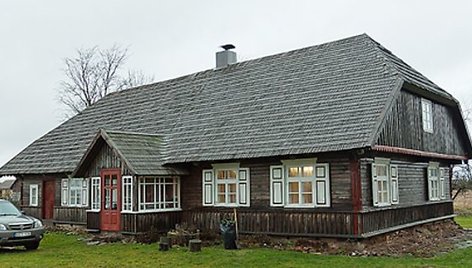 Danguolės ir Rimanto Letukų restauruotas etnografinis namas Erlėnų kaime. 