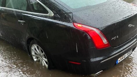 Baloje užklimpęs Žilvimo Žvagulio &bdquo;Jaguar&ldquo; automobilis