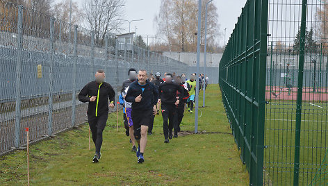 Nuteistųjų geras darbas: bėgo, kad surinktų lėšų bioninės rankos trokštančiam vaikinui