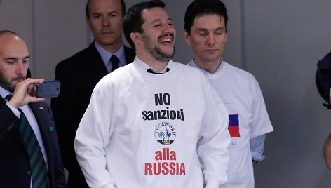 „Sankcijoms Rusijai – ne“, – skelbiama ant M.Salvini vilkimų marškinėlių