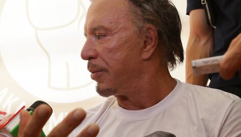 Aktorius Mickey Rourke Maskvoje garbino Rusijos prezidentą Vladimirą Putiną