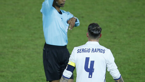 Janny Sikazwe ir Sergio Ramosas