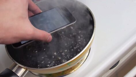 iPhone 6 dedamas į indą su verdančią Coca-Cola