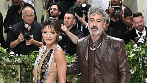 Su aktoriumi ir režisieriumi Taika Waititi „Met Gala“ pokylyje. Šį mėnesį pora švęs antrąsias vestuvių metines