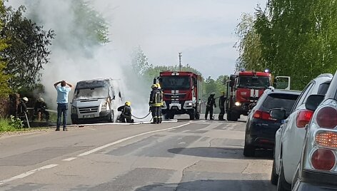 Internautai sukritikavo Kauno ugniagesių darbą gesinant degusį automobilį