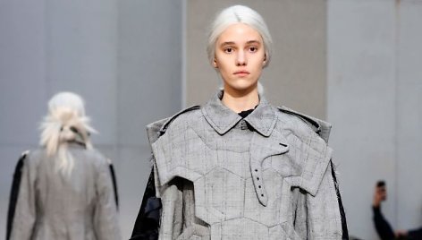 „Comme des Garçons“ 2019 m. pavasario ir vasaros kolekcijos modelis