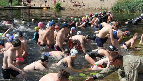 Prie Jonavos rajone esančio Šveicarijos tvenkinio vyko plaukimo varžybos.