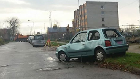 Rambyno gatvėje stovintis apleistas automobilis