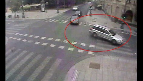 Sidabrinės spalvos SAAB muistėsi sankryžoje ir atbulomis trenkėsi į paskui važiavusią ma&scaron;iną.