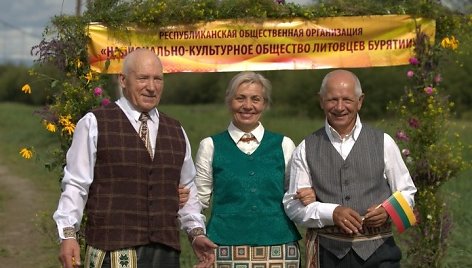 Joninės. Bernardas Razgus (pirmas iš kairės) su Svetlana Apolenis-Korytova ir Petru Ruliu. 