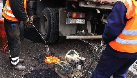 Užtaisoma duobė Kauno gatvėje