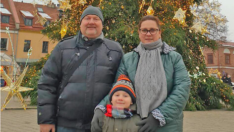 &Scaron;e&scaron;iametis globotinis Vitoldas gustoniečius Viktoriją ir Sigitą Obakevičius pamažu pratinosi vadinti mama ir tėčiu