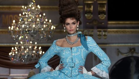 &bdquo;Moschino&ldquo; 2020&ndash;2021 m. rudens ir žiemos kolekcija: Kaia Gerber