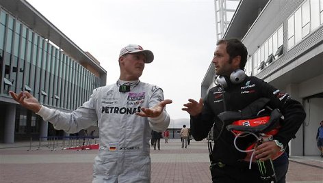 Michaelis Schumacheris iš lenktynių pasitraukė po avarijos su Vitalijumi Petrovu