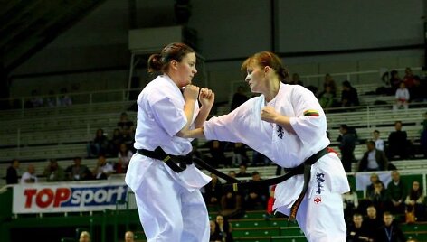 Inga Mik&scaron;taitė prie&scaron; 2 metus Europos absoliučios svorio kategorijos čempionato finale turėjo pripažinti rumunės V. Chirilos prana&scaron;umą