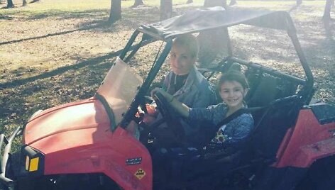 Jamie Lynn Spears su dukra Maddie keturratyje, su kuriuo mergaitė pateko į avariją