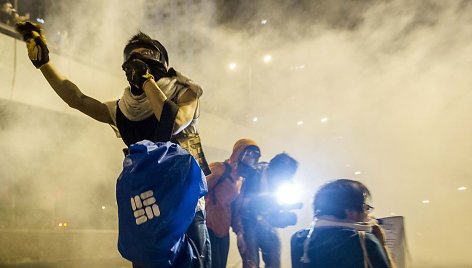 Honkonge protestuotojai buvo vaikomi panaudojus ašarines dujas.