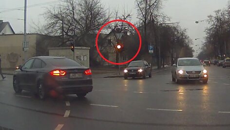 &bdquo;VW Passat&ldquo; kirto sankryžą degant geltonai &scaron;viesai