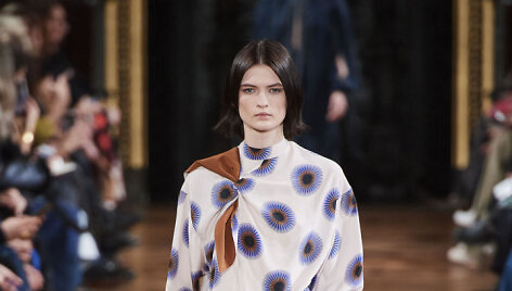 &bdquo;Stella McCartney&ldquo; 2020&ndash;2021 m. rudens ir žiemos kolekcijos modelis