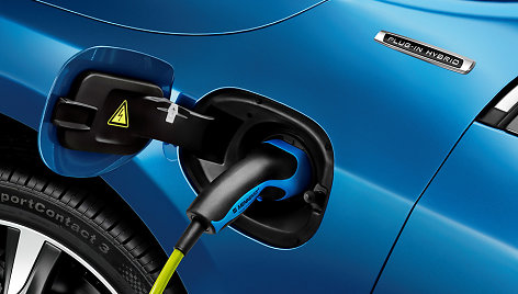 „Volvo V60 Plug-in Hybrid“ su „R Design“ apdaila