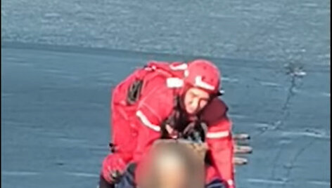 Penktadienį pasienietis i&scaron;traukė lediniame ežere skendusį žveją