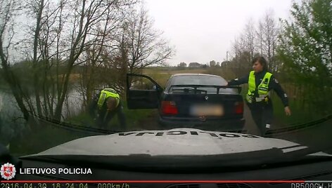Kol jos porininkas tramdė BMW vairuotoja, policininkė i&scaron;traukė i&scaron; automobilio du keleivius ir suguldė juos ant žemės.
