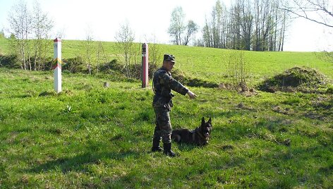 Pasienietis su tarnybiniu &scaron;unimi