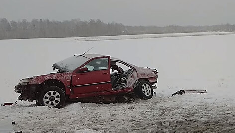 Žuvusios rankininkės automobilis po avarijos