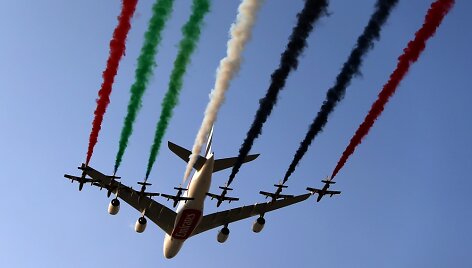 JAE oro pajėgų akrobatų lydimas &bdquo;Airbus A380&ldquo; lėktuvas