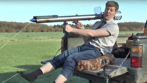 Britas Colinas Furze i&scaron; Linkoln&scaron;yro  sukūrė specialią raketų paleidimo sistemą.