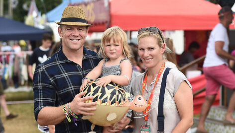 Zara Tindall su vyru Mike'u ir dukra Mia
