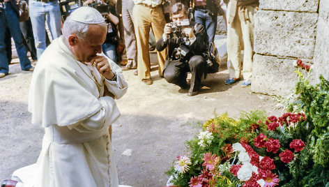 Vatikanas atlieka tyrimą dėl Jono Pauliaus II padėjėjo