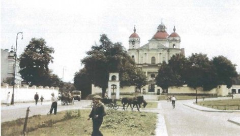Aikštė priešais Šv. Petro ir Povilo bažnyčią 1937 m. 